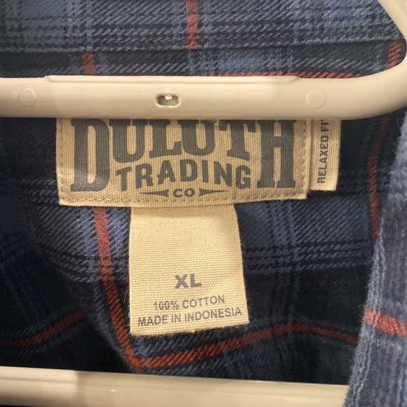 Duluth Untucked button down with front pockets - Picture 3 of 4